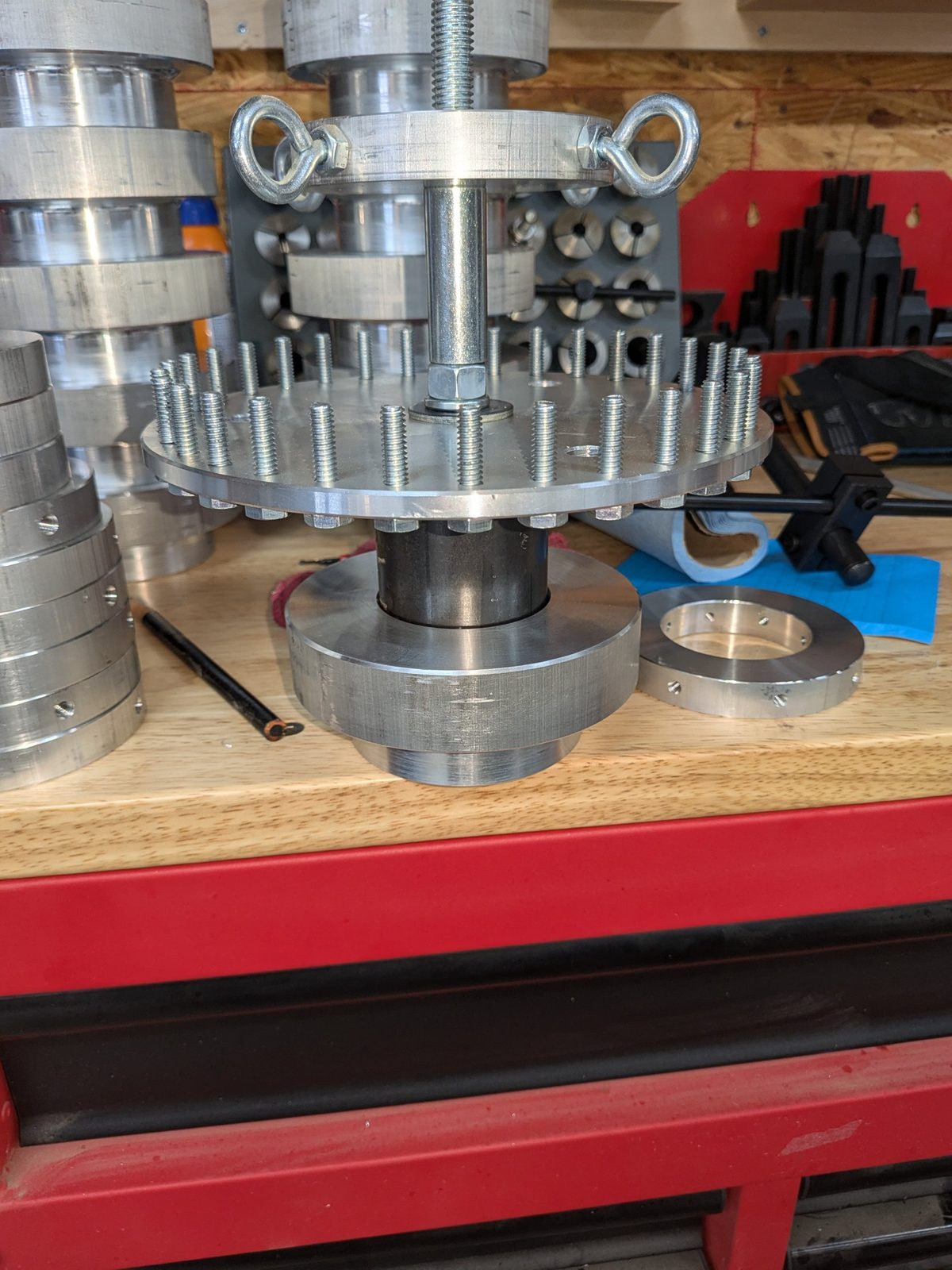 The raising adapter hub, close up